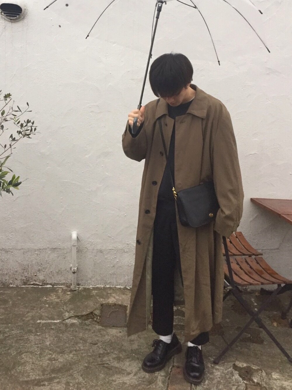 「ステンカラーコート、BARNEYS NEWYORK、スラックス、HARE、オールドコーチ、Dr.Martens、古着コーデ、おしゃれさんと繋がりたい、春、古着」｜「BARNEYS NEWYORKのアイテム（ステンカラーコート、ブラウン系）」を使った、とみーさん（メンズ・172cm）の冬コーディネートの1枚目の写真