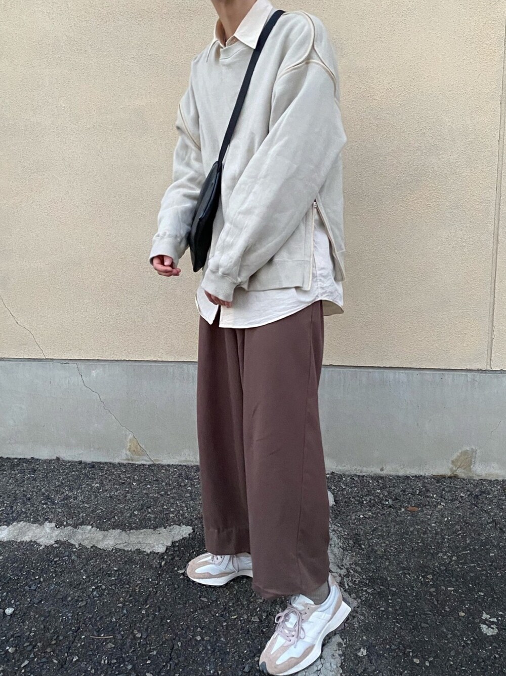 「お洒落さんとつながりたい、カジュアル、オーバーサイズ、レイヤードスタイル、シンプル、yoke、yoketokyo、UNIQLO、SENSEOFPLACE、New Balance」｜「YOKEのアイテム（スウェット、ホワイト系）」を使った、toiさん（メンズ・166cm）の冬コーディネートの1枚目の写真