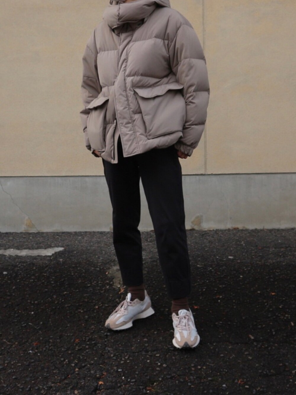 「冬、冬コーデ、おしゃれさんと繋がりたい、ootd、低身長コーデ、カジュアル、UNIQLO、SENCE OF PLACE 、New Balance、ダウンジャケット」｜「SENSE OF PLACE by URBAN RESEARCHのグリーンダウンフーデットジャケット（ダウンジャケット/コート、ベージュ系）」を使った、toiさん（メンズ・166cm）の冬コーディネートの1枚目の写真