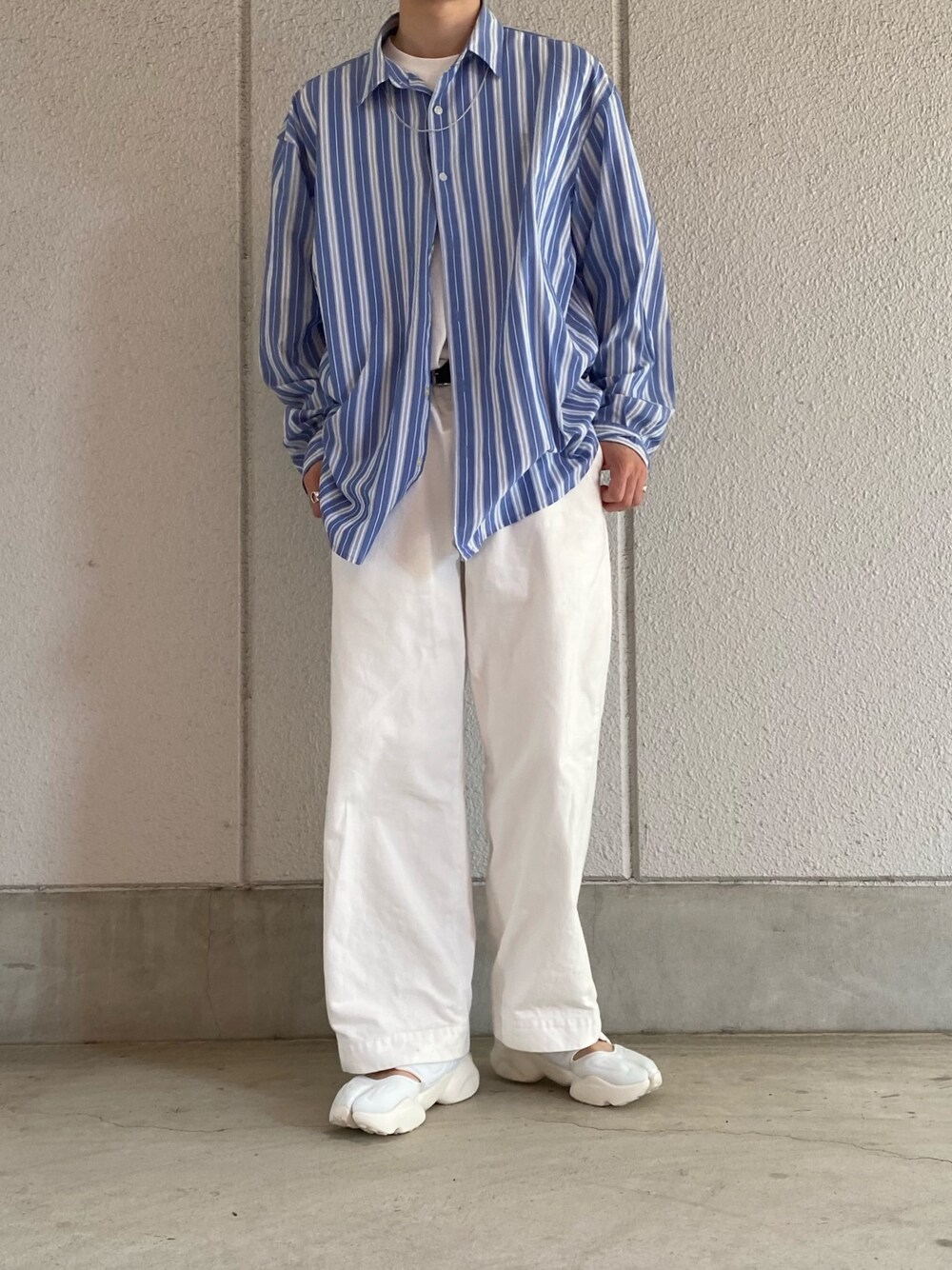 「きれいめカジュアル、シンプル、サンダル」｜「UNIVERSAL PRODUCTSのアイテム（デニムパンツ、ホワイト系）」を使った、toiさん（メンズ・166cm）の夏コーディネートの1枚目の写真