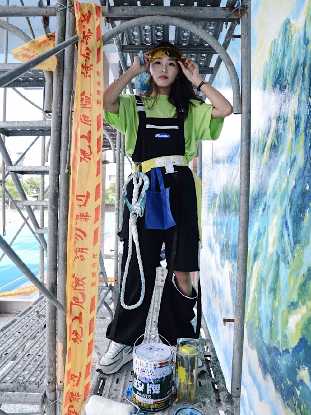 ホワイト系のスニーカー、グリーン系のソックス/靴下を着用したレディースの秋コーディネートの1枚目の写真