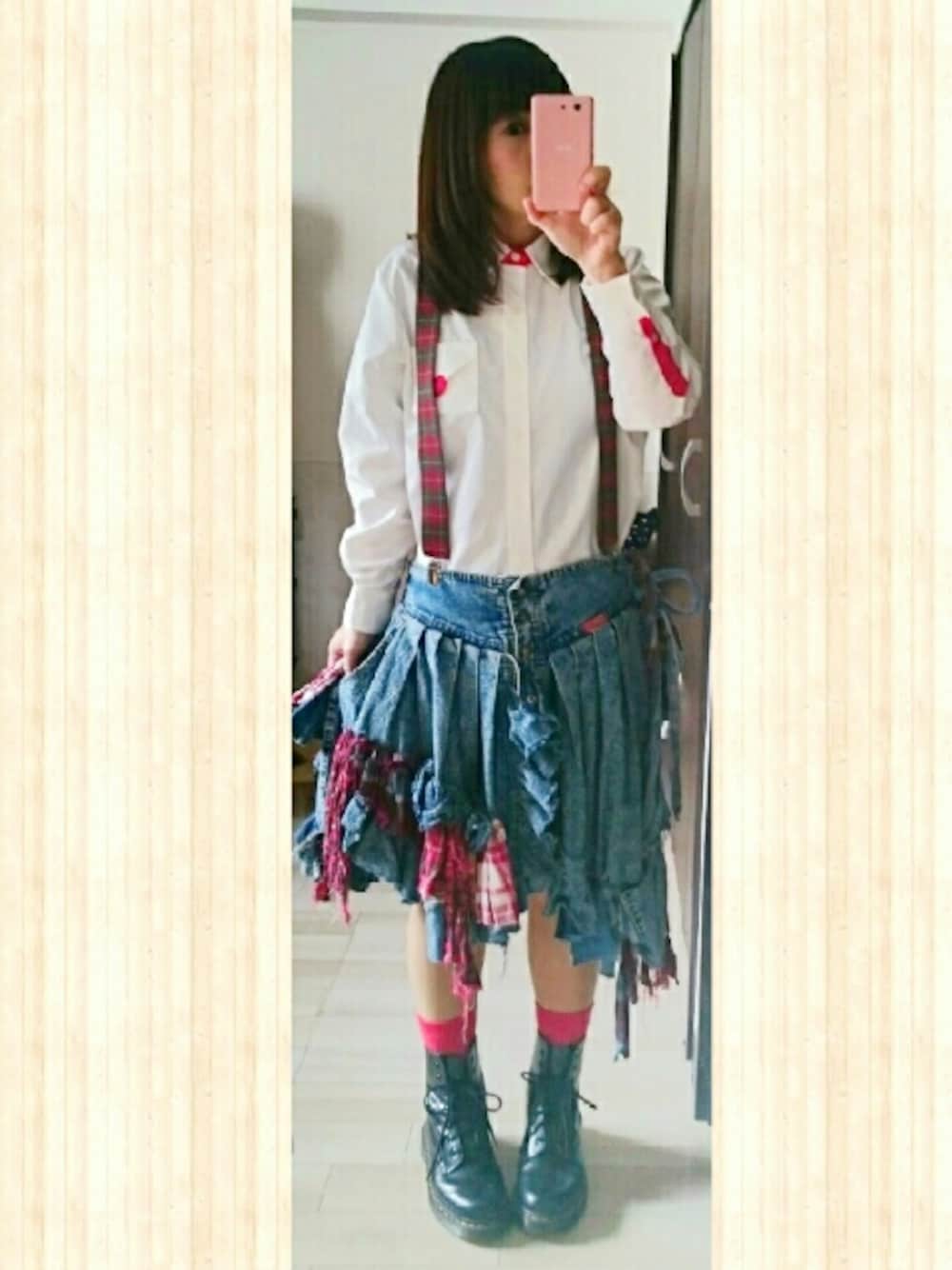 ブルー系のデニムスカート、その他のシャツ/ブラウス、その他のブーツを着用したレディースの冬コーディネートの1枚目の写真