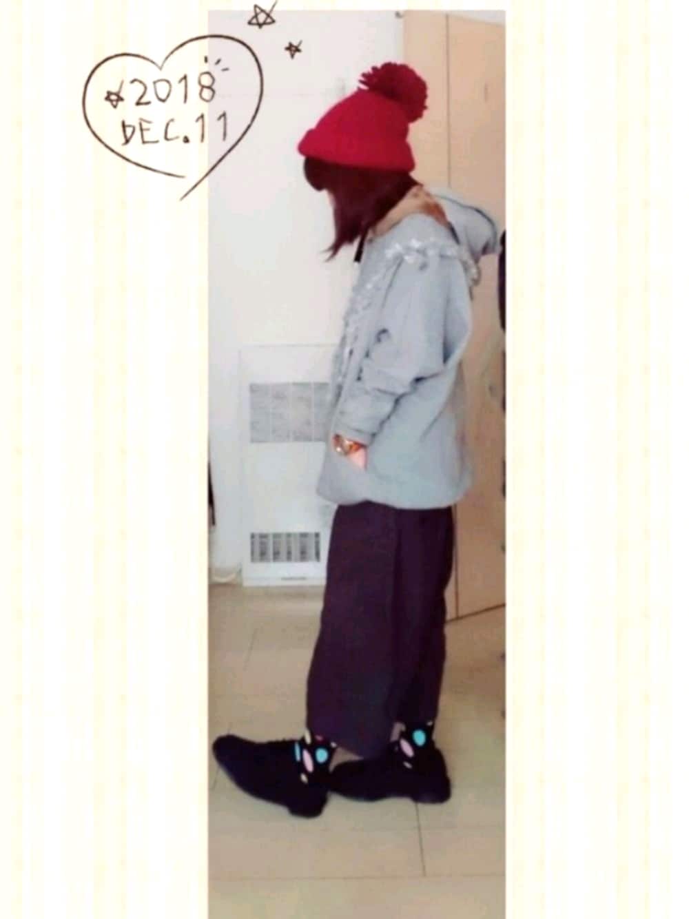 グレー系のパーカー、ブラック系のシューズ、グレー系のその他パンツを着用したレディースの冬コーディネートの1枚目の写真