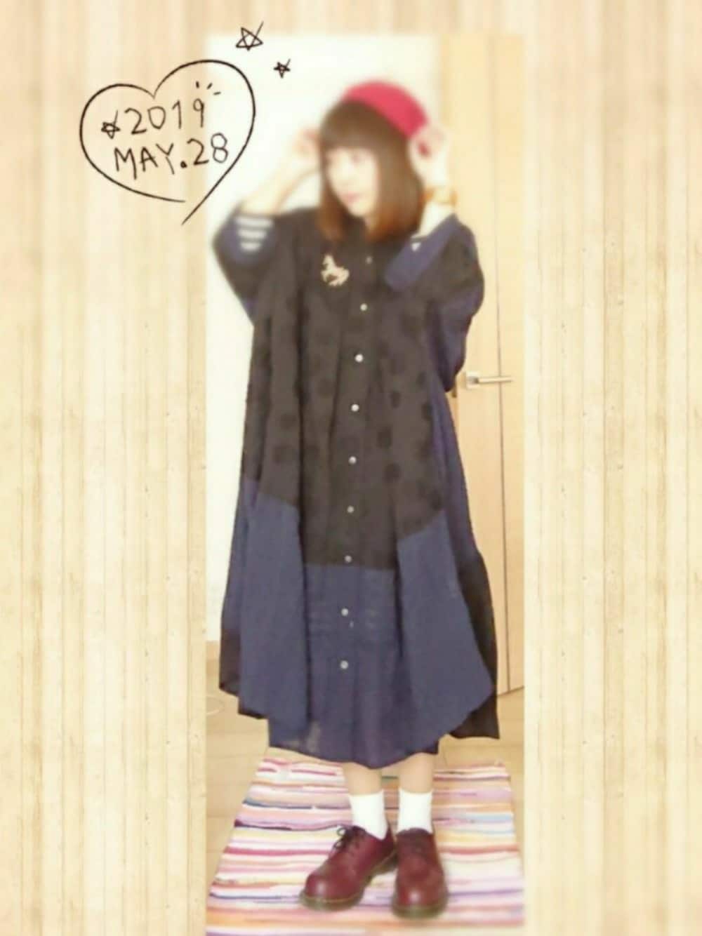 ブラック系のワンピース、ホワイト系のワンピース、レッド系のブーツを着用したレディースの春コーディネートの1枚目の写真