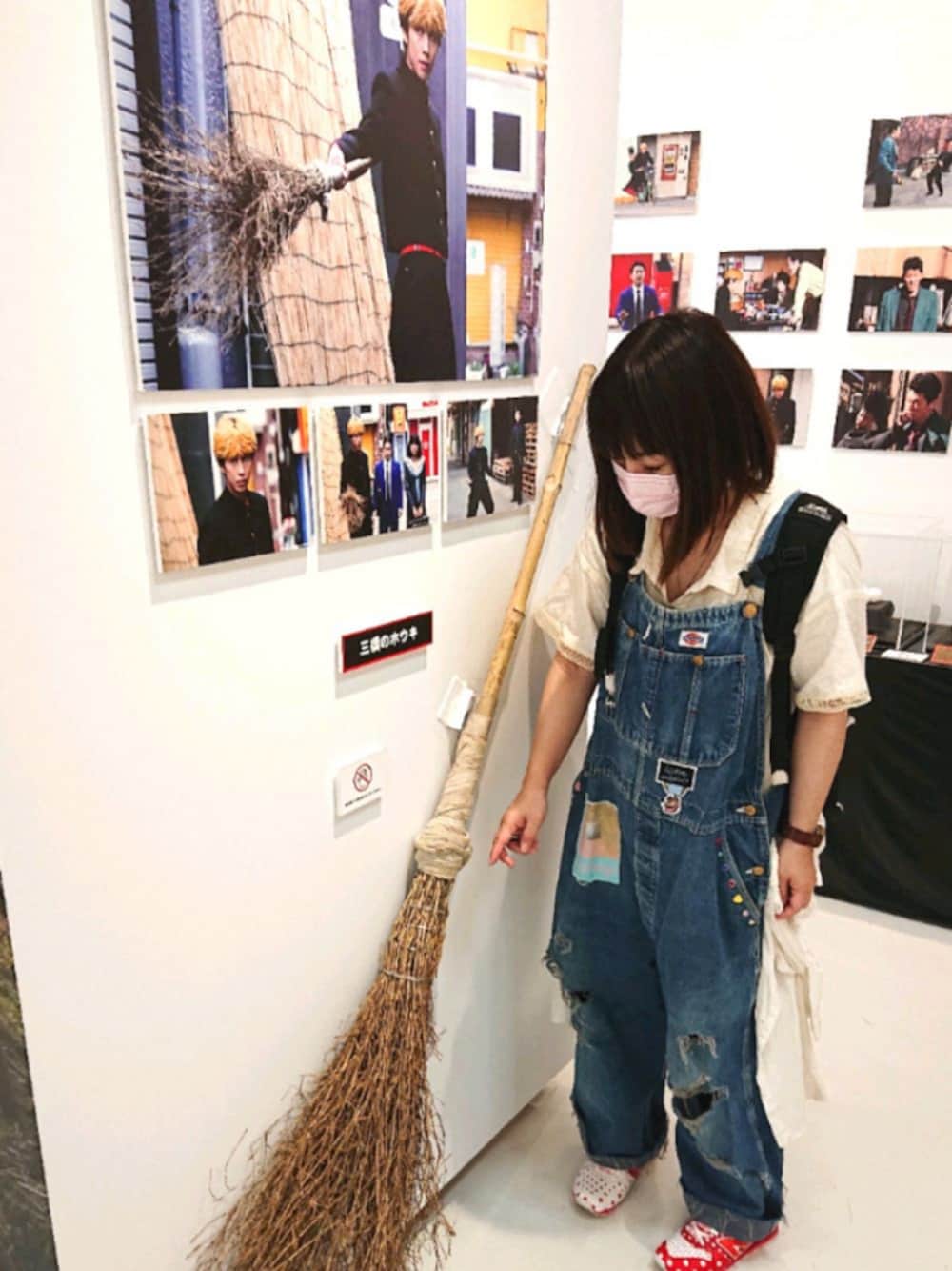 ブルー系のサロペット/オーバーオール、ブルー系のサロペット/オーバーオール、ホワイト系のシャツ/ブラウスを着用したレディースの秋コーディネートの1枚目の写真