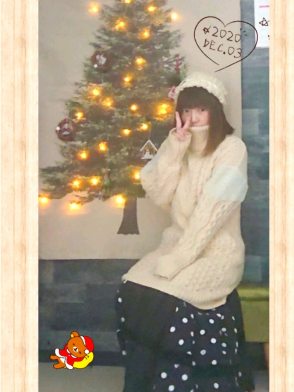 ブラック系のスカート、ベージュ系のワンピース、ホワイト系のハットを着用したレディースの冬コーディネートの1枚目の写真