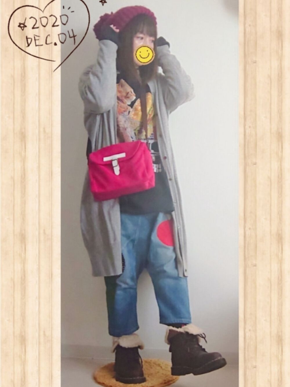 レッド系のショルダーバッグ、その他のTシャツ/カットソー、ブルー系のデニムパンツを着用したレディースの冬コーディネートの1枚目の写真