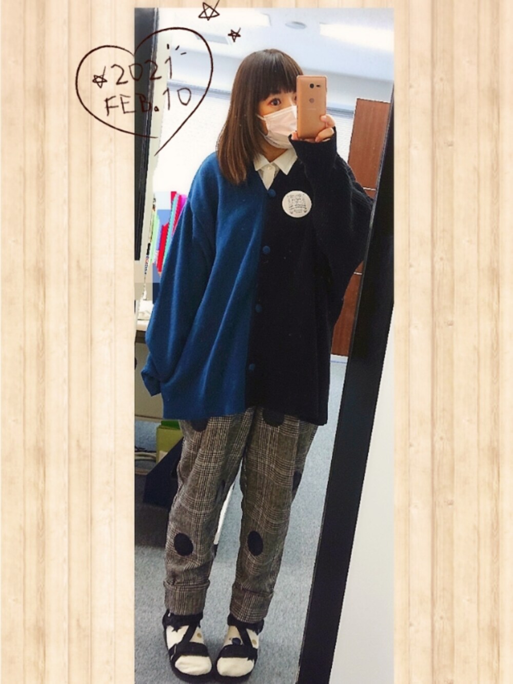 ブラック系のカーディガン/ボレロ、グレー系のその他パンツ、ホワイト系のシャツ/ブラウスを着用したレディースの冬コーディネートの1枚目の写真