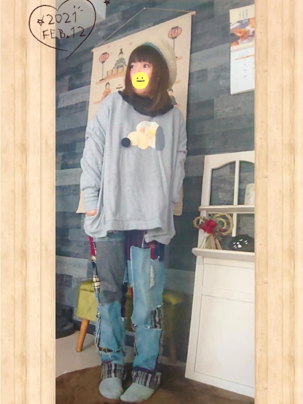 ブルー系のデニムパンツ、ブラック系のシャツ/ブラウス、グレー系のTシャツ/カットソーを着用したレディースの冬コーディネートの1枚目の写真