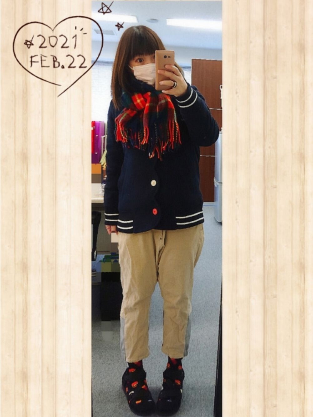 ブルー系のピーコート、ベージュ系のその他パンツ、レッド系のストール/ショールを着用したレディースの冬コーディネートの1枚目の写真