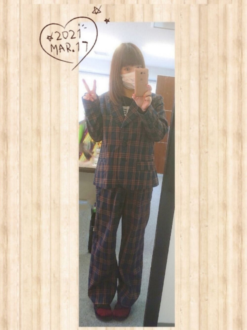 ブルー系のその他パンツ、ブルー系のテーラードジャケット、ピンク系のマスクを着用したレディースの春コーディネートの1枚目の写真