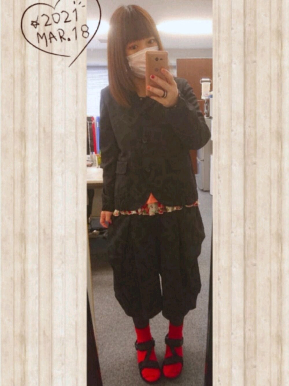 ブラック系のその他パンツ、ブラック系のテーラードジャケット、ブラック系のワンピースを着用したレディースの春コーディネートの1枚目の写真