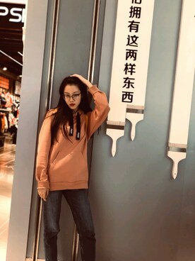 「PUMA（プーマ）のアイテム（パーカー、ピンク系）」を使った、小金子桑さん（レディース・172cm）の秋コーディネート