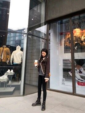 「TOPSHOP（トップショップ）のアイテム（ライダースジャケット、ブラウン系）」を使った、小金子桑さん（レディース・172cm）の春コーディネート