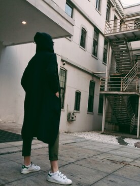 「adidas Originals（アディダスオリジナルス）のアイテム（スニーカー、ホワイト系）」を使った、小金子桑さん（レディース・172cm）の春コーディネート