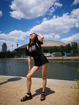 「LILY BROWN（リリーブラウン）のアイテム（Tシャツ/カットソー、ブラック系）」を使った、小金子桑さん（レディース・172cm）の夏コーディネート