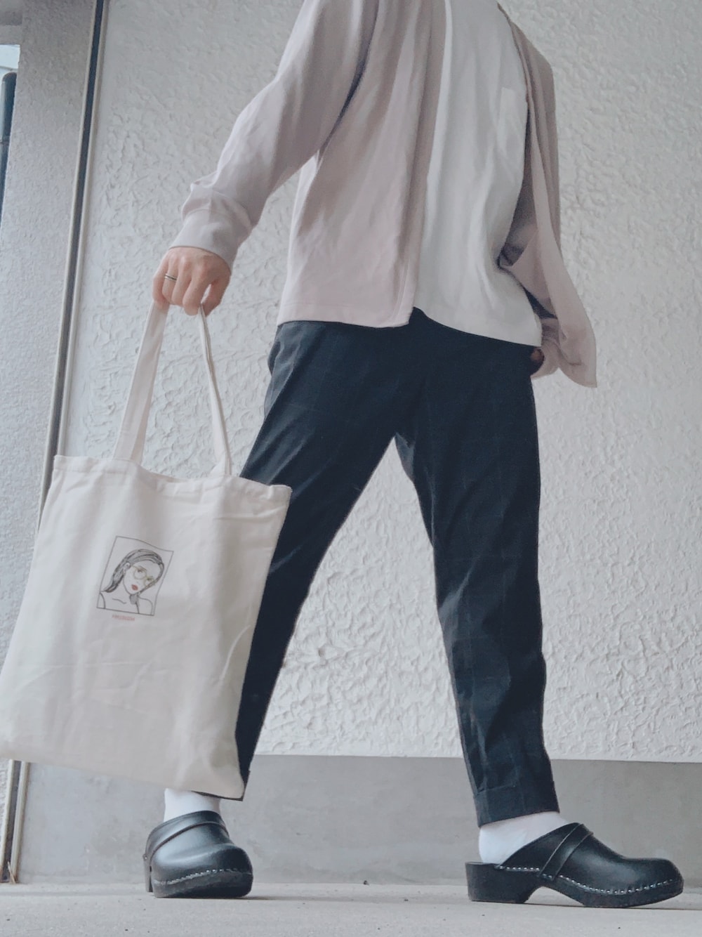 「おうちファッション、シンプルコーデ、プチプラ、チェックパンツ、カーディガン、サンダル、プチプラコーデ、春コーデ、カジュアル、革靴」｜「GLOBAL WORKのアイテム（スラックス、グレー系）」を使った、ギルベルトさん（メンズ・166cm）の春コーディネートの1枚目の写真