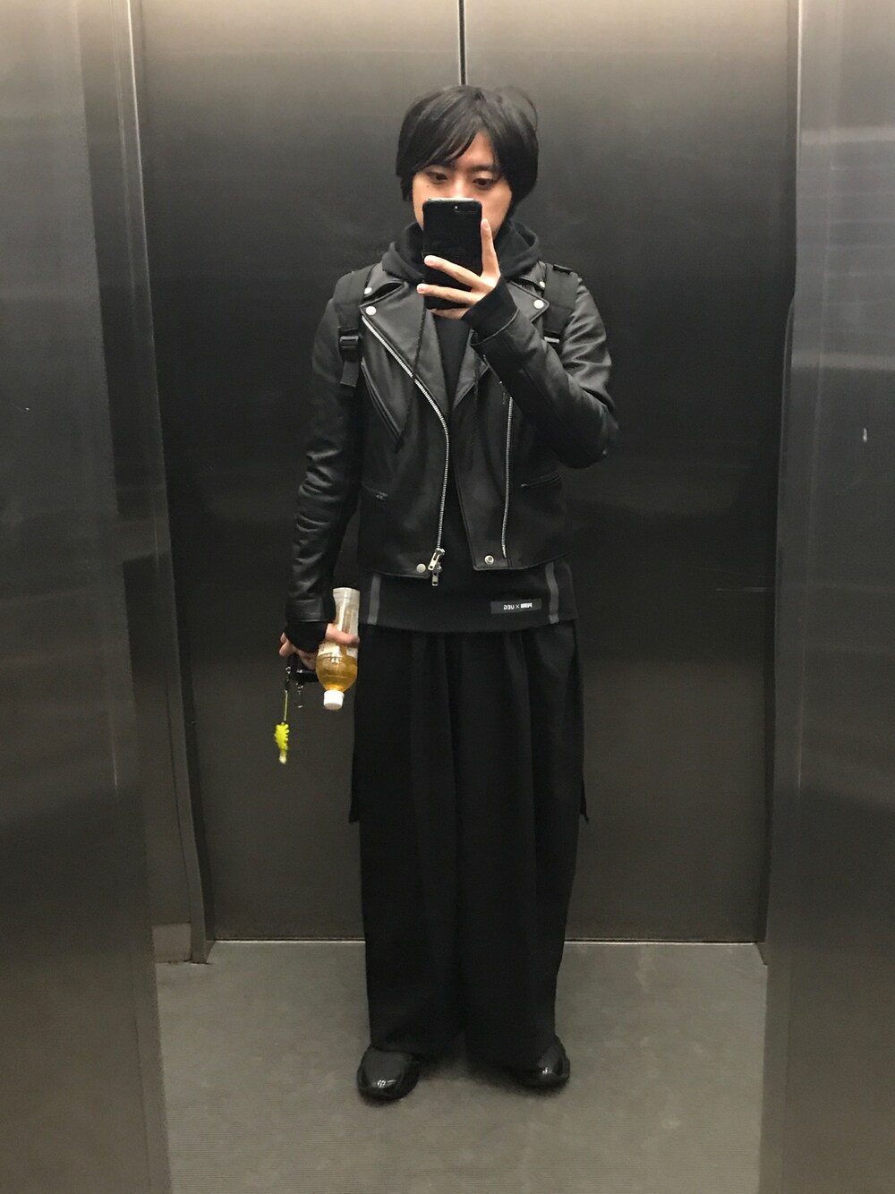 「モード」｜「Lui'sのスーパーワイドパンツ（スラックス、ブラック系）」を使った、そーしさん（メンズ・168cm）の秋コーディネートの1枚目の写真