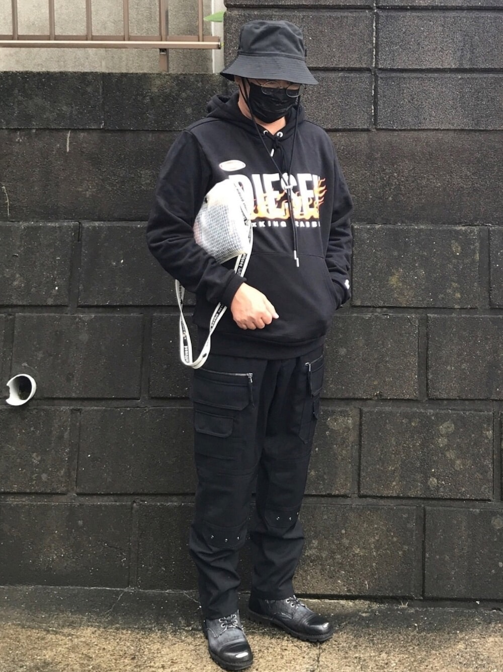 「ブラックコーデ、FR2、dieselshibuya、dieselblackgold、パーカー、GR8、カーゴパンツ、バケットハット、コンバットブーツ、ブーツ」｜「DIESELのアイテム（パーカー、ブラック系）」を使った、ひろさん（メンズ・177cm）の秋コーディネートの1枚目の写真