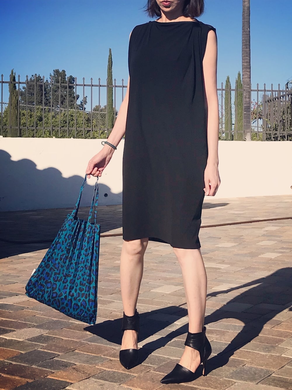 「summer、ootd、outfit、daily look、dress、ISSEY MIYAKE、street、streetstyle、STYLE、ALLSAINTS　」｜「ALLSAINTSのアイテム（ワンピース、ブラック系）」を使った、rioさん（レディース・157cm）の秋コーディネートの1枚目の写真