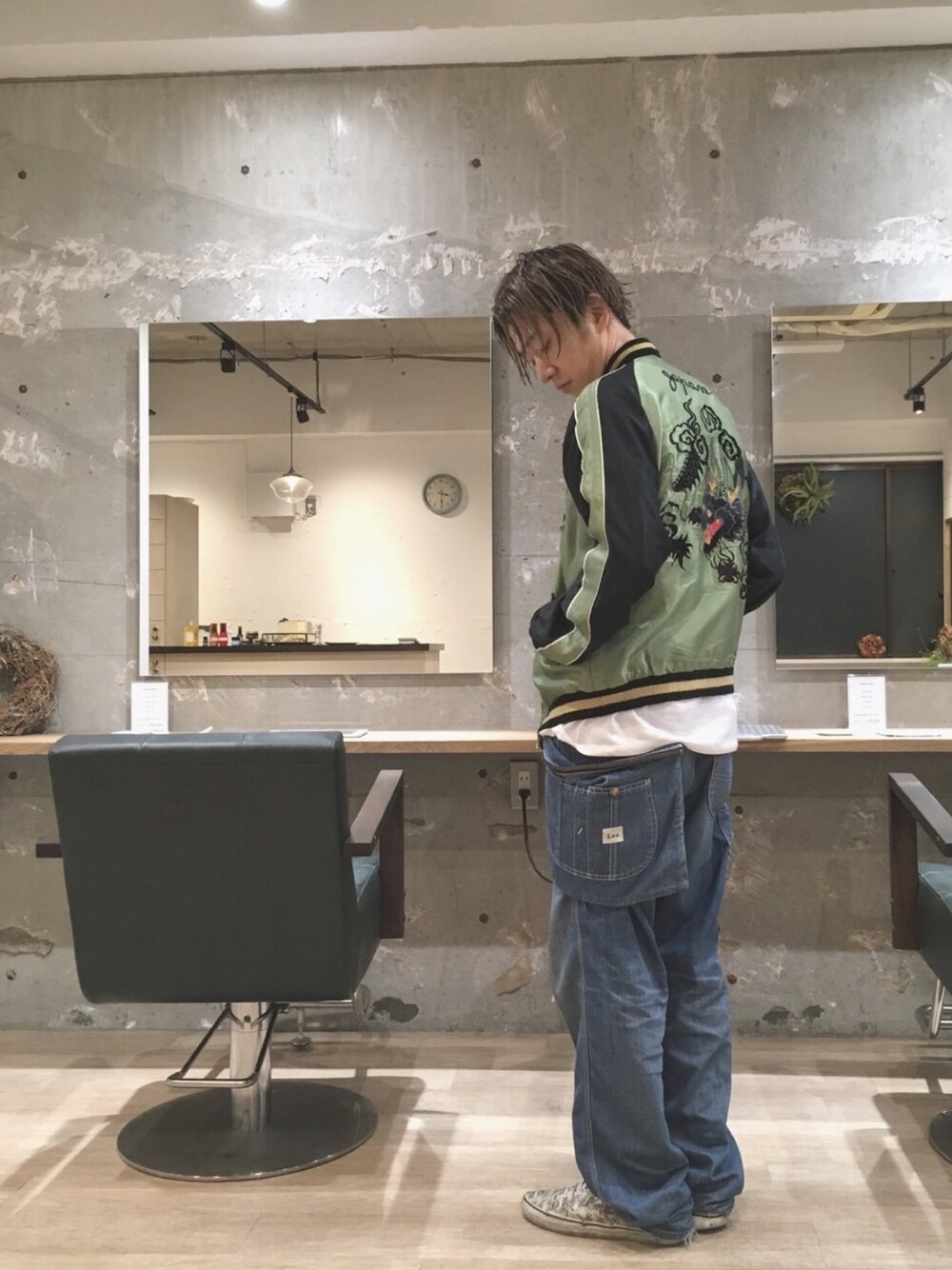 「スカジャン、古着、古着風、ビンテージ、VANS、LEE、デニム、デニムパンツ、ナイキ、少年」｜「TAILOR TOYOのTAILOR TOYO×BEAMS JAPAN / アセテート スカジャン（ブルゾン、ブルー系）」を使った、ヤマカワテルオさん（メンズ・168cm）の夏コーディネートの1枚目の写真