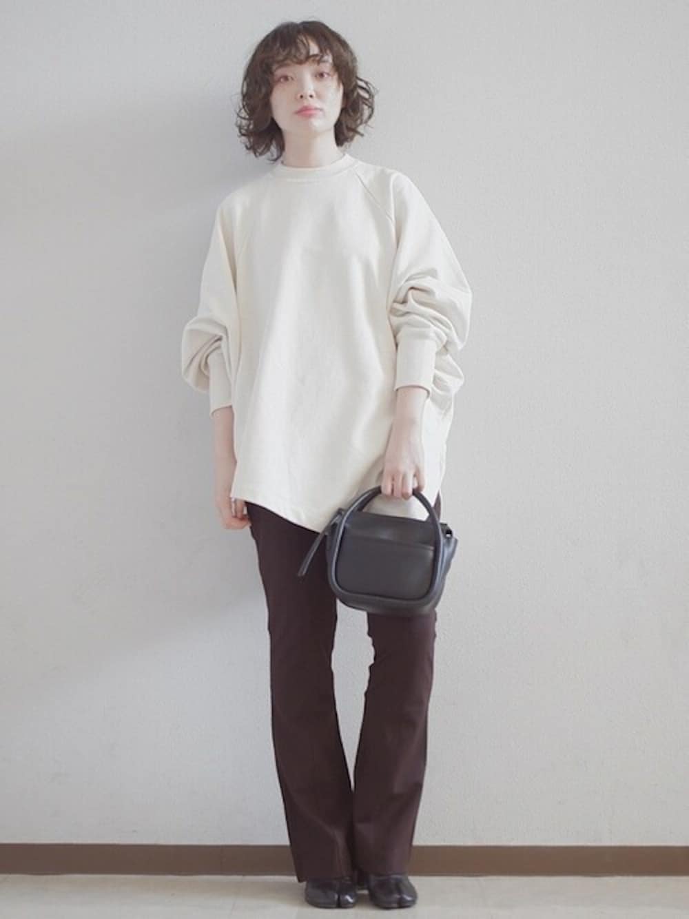 「スウェット、プルオーバー、SHIPS、フレアパンツ、SHIPS for women、tov、J.C.M」｜「SHIPSのTOV:ピッピボックス（ショルダーバッグ、ブラック系）」を使った、駒谷さん（レディース・160cm）の夏コーディネートの1枚目の写真