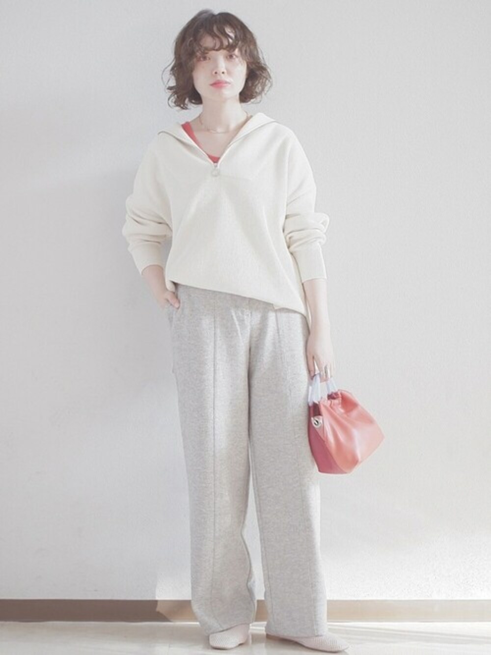 「スウェット、SHIPS、petit bateau、SHIPS for women、メッシュサンダル、ハイネックトップス、ハーフジップ、J.C.M、SHIPS any、HVISK」｜「SHIPSの〈手洗い可能〉オープンジッププルオーバー◆（ニット/セーター、ホワイト系）」を使った、駒谷さん（レディース・160cm）の秋コーディネートの1枚目の写真