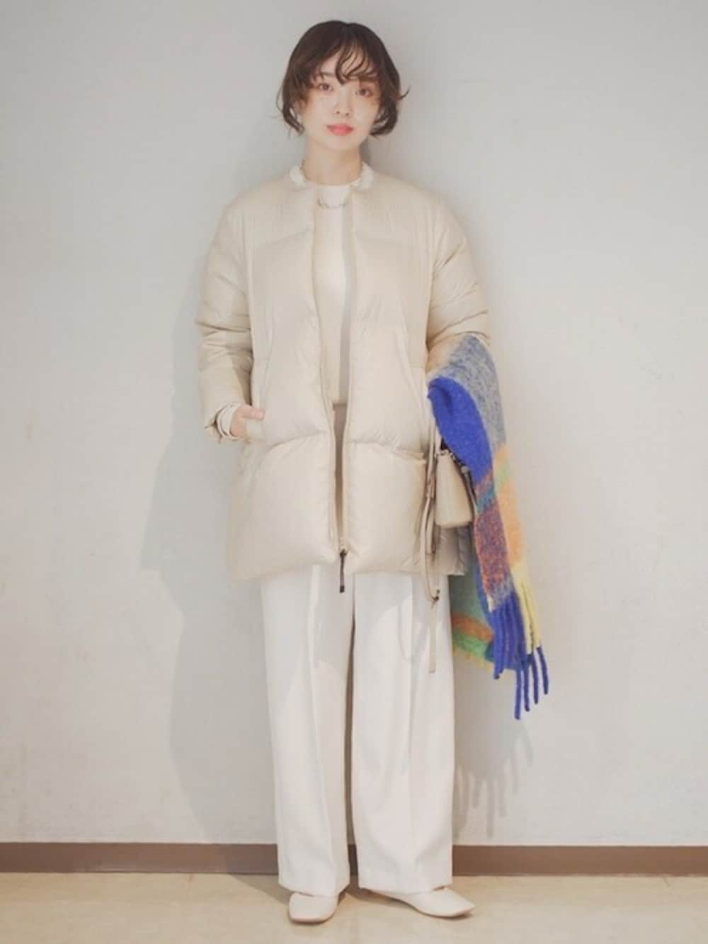 「SHIPS、SHIPS for women、GIANNI NOTARO、TAION」｜「TAIONの【SHIPS別注】TAION:ノーカラーAラインダウン◆（ダウンジャケット/コート、ベージュ系）」を使った、駒谷さん（レディース・160cm）の秋コーディネートの1枚目の写真