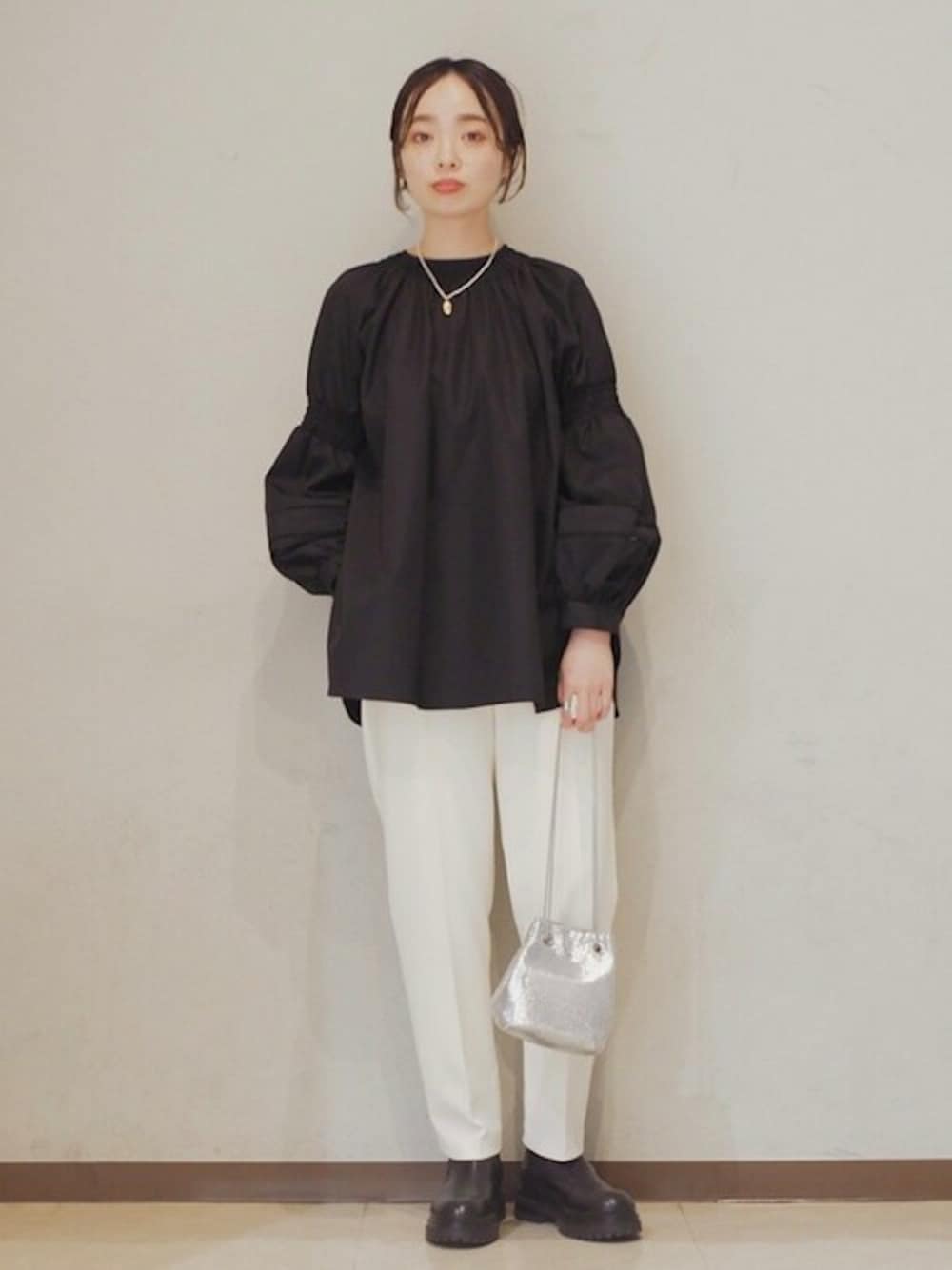 「SHIPS、SHIPS for women、HERMINAATHENS」｜「SHIPSのlittle black:メタルメッシュバッグ（ハンドバッグ、シルバー系）」を使った、駒谷さん（レディース・160cm）の冬コーディネートの1枚目の写真