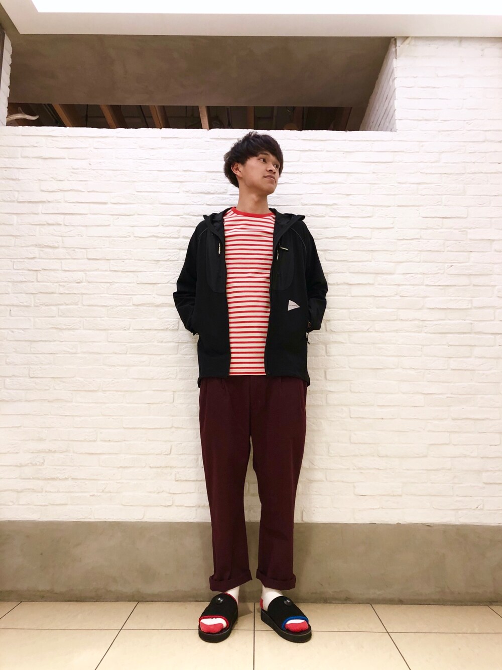 「andwander、bohemians、MANASTASH、ptarmigan、春コーデ、マウンテンパーカー、平成最後のWEARISTAセンバツ、シンプル、サンダル、大人カジュアル」｜「and wanderのand wander/アンドワンダー　TREK JACKET 2/トレックジャケット2（マウンテンパーカー、グリーン系）」を使った、小野　隼ノ介さん（メンズ・178cm）の春コーディネートの1枚目の写真