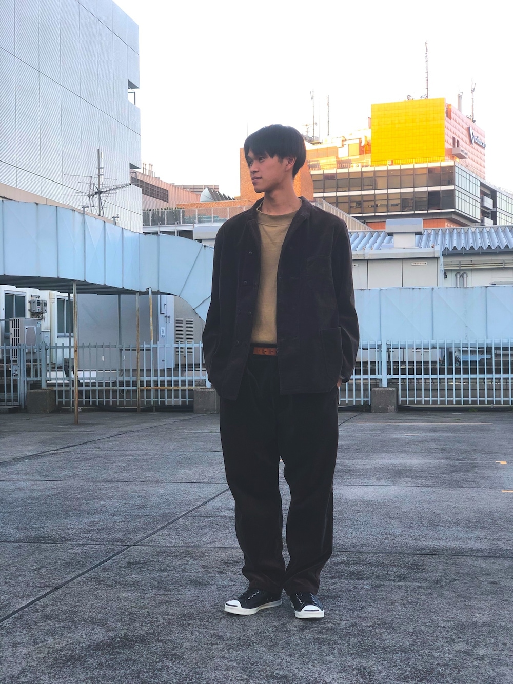 「セットアップ、モックネック、コーデュロイ、コーデュロイジャケット、コーデュロイパンツ、converse、tiglebrocante、goodwear、お洒落さんとつながりたい、秋コーデ」｜「TIGRE BROCANTEのアイテム（ジャケット/アウター、ブラウン系）」を使った、小野　隼ノ介さん（メンズ・178cm）の秋コーディネートの1枚目の写真