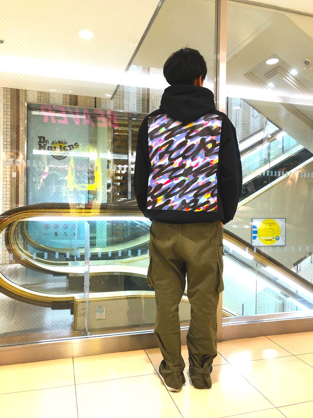 「パーカー、カジュアルコーデ、カーゴパンツ、スプレー、秋のコーデ、秋コーデ、パーカーコーデ、AlexanderLeeChang、RYUJI KAMIYAMA、BEAVER」｜「AlexanderLeeChangの別注 KMY SWEAT HOODIE（パーカー、ブラック系）」を使った、小野　隼ノ介さん（メンズ・178cm）の秋コーディネートの1枚目の写真