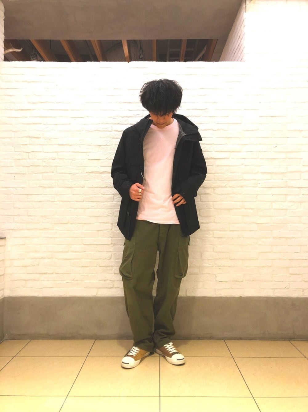 「カジュアルコーデ、春コーデ、おしゃれさんと繋がりたい、GORE-TEX、マウンテンパーカー、WOOLRICH、ブルーナボイン、converse、カジュアル、アウトドア」｜「BRUNABOINNEのアイテム（パンツ、グリーン系）」を使った、小野　隼ノ介さん（メンズ・178cm）の冬コーディネートの1枚目の写真