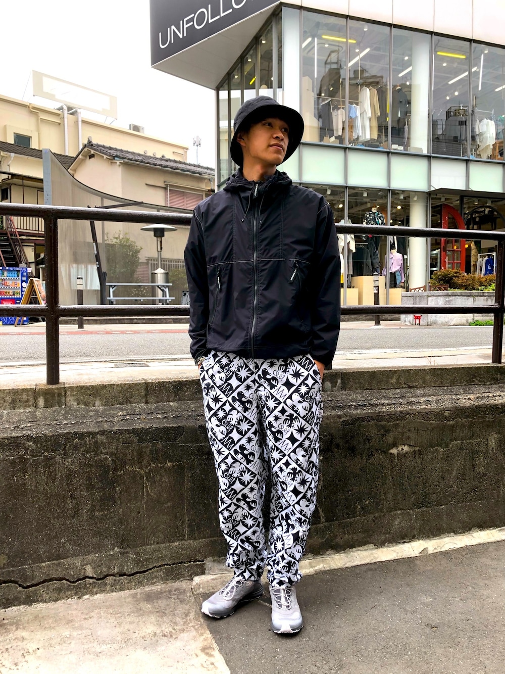 「おしゃれさんと繋がりたい、andwander、アウトドアスタイル、アウトドア、WILDTHINGS、POLeR OUTDOOR STAFF、SALOMON、春コーデ、アウトドアコーデ、andwander×salomon」｜「and wanderのandwander/アンドワンダー　PERTEX wind jacket パーテックスウインドジャケット（マウンテンパーカー、グレー系）」を使った、小野　隼ノ介さん（メンズ・178cm）の春コーディネートの1枚目の写真