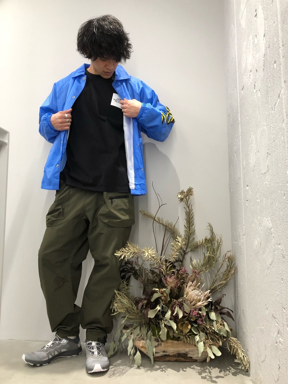 「コーチジャケット、黒ティーシャツ、軍パン、カーゴパンツ、ナイロンパンツ、アーバンアウトドア、AlexanderLeeChang、THE NORTH FACE、mounain smith、SALOMON」｜「AlexanderLeeChangのAlexanderLeeChang/アレキサンダーリーチャン NYANCO COACH JACKET（ブルゾン、ブルー系）」を使った、小野　隼ノ介さん（メンズ・178cm）の春コーディネートの1枚目の写真