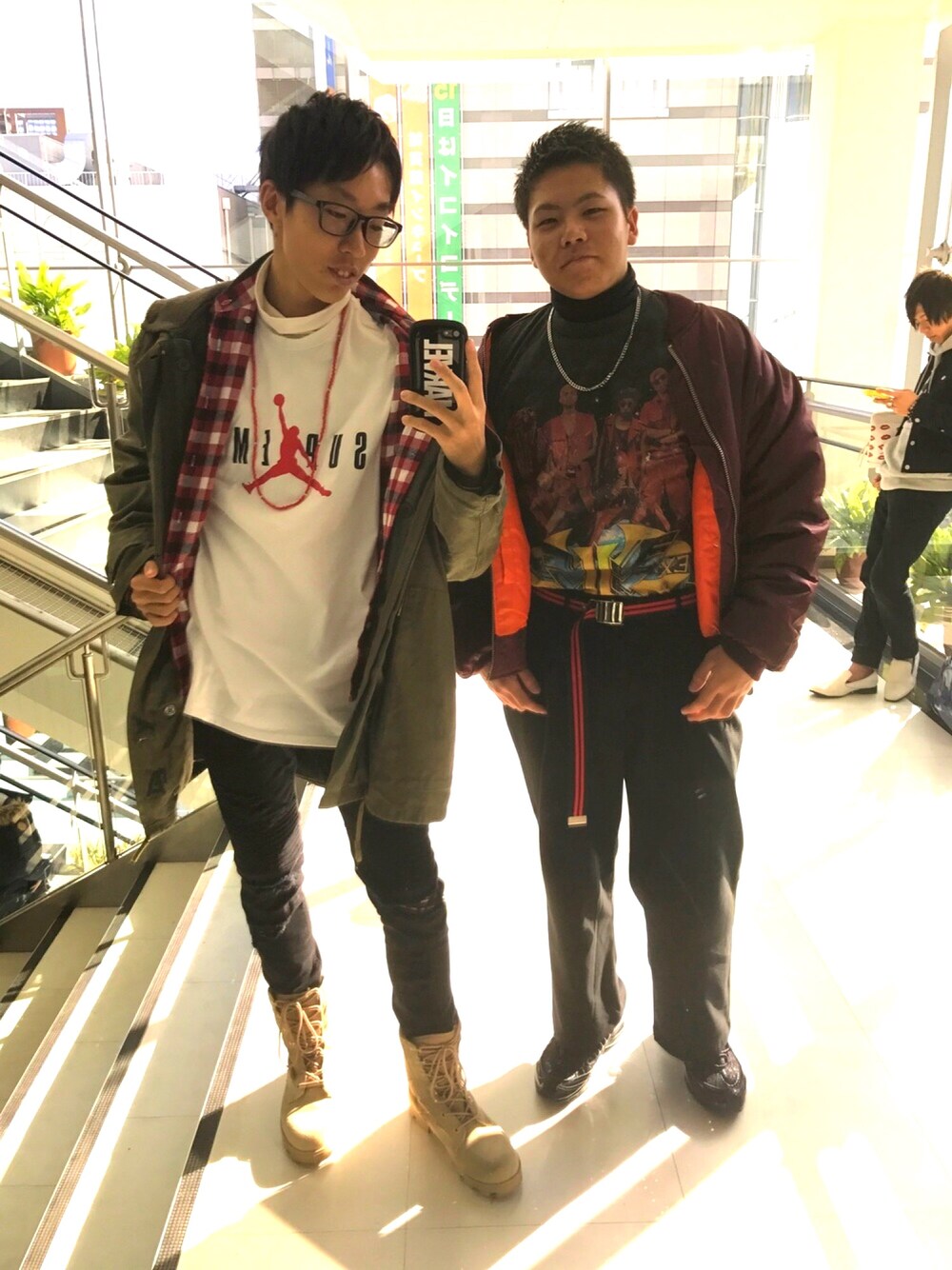 「Supreme のアイテム（Tシャツ/カットソー、ホワイト系）」を使った、atukiさん（メンズ・171cm）の冬コーディネートの1枚目の写真