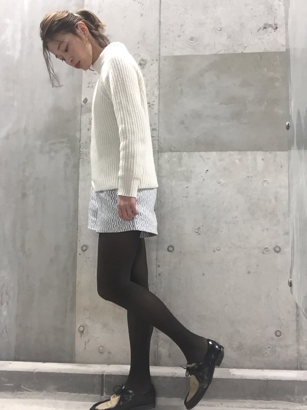 「プチプラ、メリークリスマス、あったかコーデ、白、ニット、ショートパンツ、ローファー、タイツ」｜「URBAN RESEARCHのアイテム（ニット/セーター、ホワイト系）」を使った、MINAIさん（レディース・160cm）の冬コーディネートの1枚目の写真