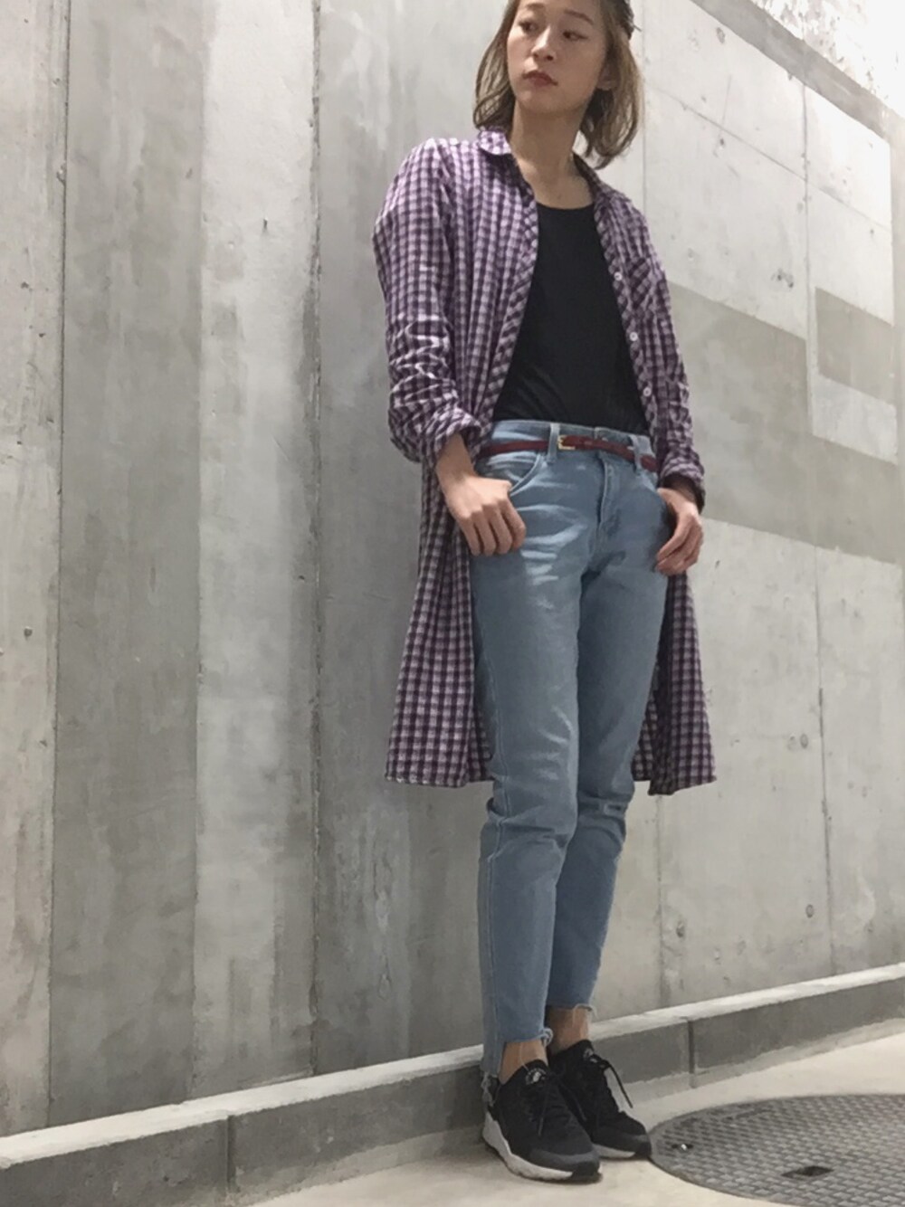 「NIKE、シンプルコーデ、オトナカジュアル、きれいめカジュアル、デニムパンツ、赤、ロングカーディガン、スニーカー、お仕事コーデ、ブラック」｜「GUのアイテム（デニムパンツ、ブルー系）」を使った、MINAIさん（レディース・160cm）の冬コーディネートの1枚目の写真