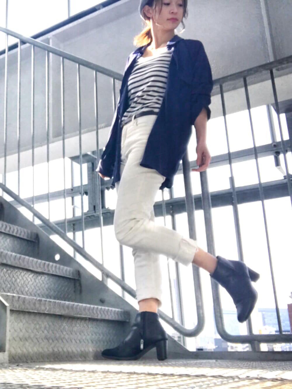 「カジュアル、休日スタイル、デニム、オトナ女子、黒、GU」｜「ADAM ET ROPE'のアイテム（その他パンツ、ホワイト系）」を使った、MINAIさん（レディース・160cm）の春コーディネートの1枚目の写真
