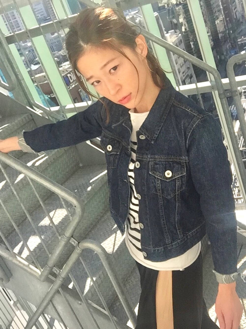 「シンプルコーデ、大人カジュアル、オーバーサイズ、春コーデ、デニム、デニムジャケット、ootd、スニーカー、オトナ女子」｜「LIFE'sのTODAYFUL (トゥデイフル)  ''Cutoff Denim JK'  カットオフデニムジャケット（デニムジャケット、ブルー系）」を使った、MINAIさん（レディース・160cm）の春コーディネートの1枚目の写真