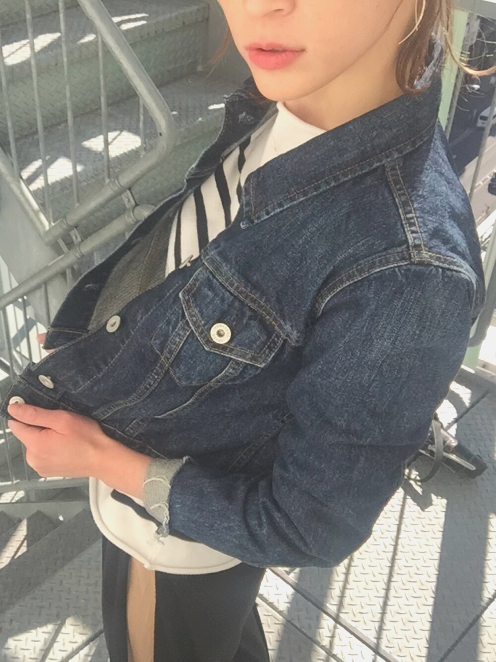 「ラインパンツ、パンツスタイル、ootd、春、シンプル、大人カジュアル、デニム、カジュアル、スニーカー」｜「LIFE'sのTODAYFUL (トゥデイフル)  ''Cutoff Denim JK'  カットオフデニムジャケット（デニムジャケット、ブルー系）」を使った、MINAIさん（レディース・160cm）の春コーディネートの1枚目の写真