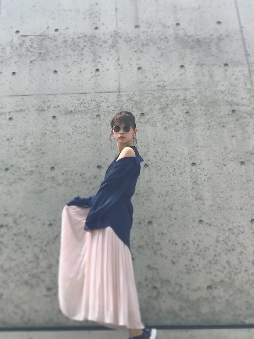 「春コーデ、プチプラコーデ、大人コーデ、大人カジュアル、スカート、ドラフトムルーア、ootd、ユニクロ、UNIQLO、murua」｜「MURUAの【BASIC】ﾌｨｯﾄｼｮｰﾄﾀﾝｸ（タンクトップ、ブラック系）」を使った、MINAIさん（レディース・160cm）の春コーディネートの1枚目の写真