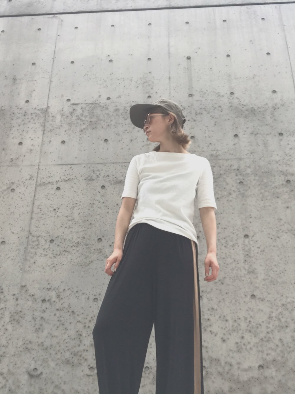 「CAP、帽子、ラインパンツ、カジュアル、Tシャツ、ootd、シンプル、スニーカー」｜「LIFE'sのアイテム（キャップ、グリーン系）」を使った、MINAIさん（レディース・160cm）の夏コーディネートの1枚目の写真