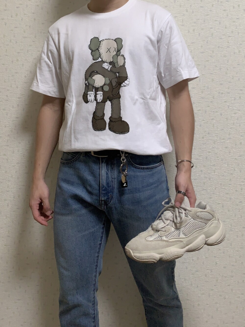 「UNIQLO、kaws、agnes b.、zozoデニム、デニム、白Tシャツ、タックイン、ダットシューズ、夏コーデ、低身長」｜「UNIQLOのアイテム（Tシャツ/カットソー、ホワイト系）」を使った、ゆうたさん（メンズ・158cm）の夏コーディネートの1枚目の写真