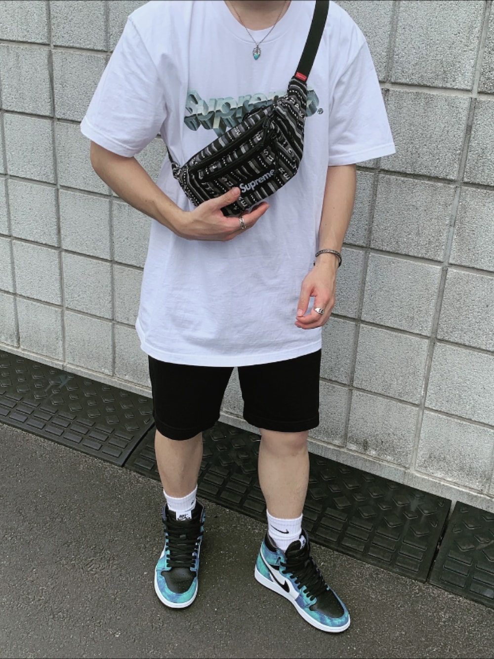 「ストリート、ストリートMIX、supreme、シュプリーム、白Tシャツ、ショルダーバッグ、ショートパンツ、低身長、低身長コーデ、夏コーデ」｜「Supreme のアイテム（Tシャツ/カットソー、ホワイト系）」を使った、ゆうたさん（メンズ・158cm）の夏コーディネートの1枚目の写真