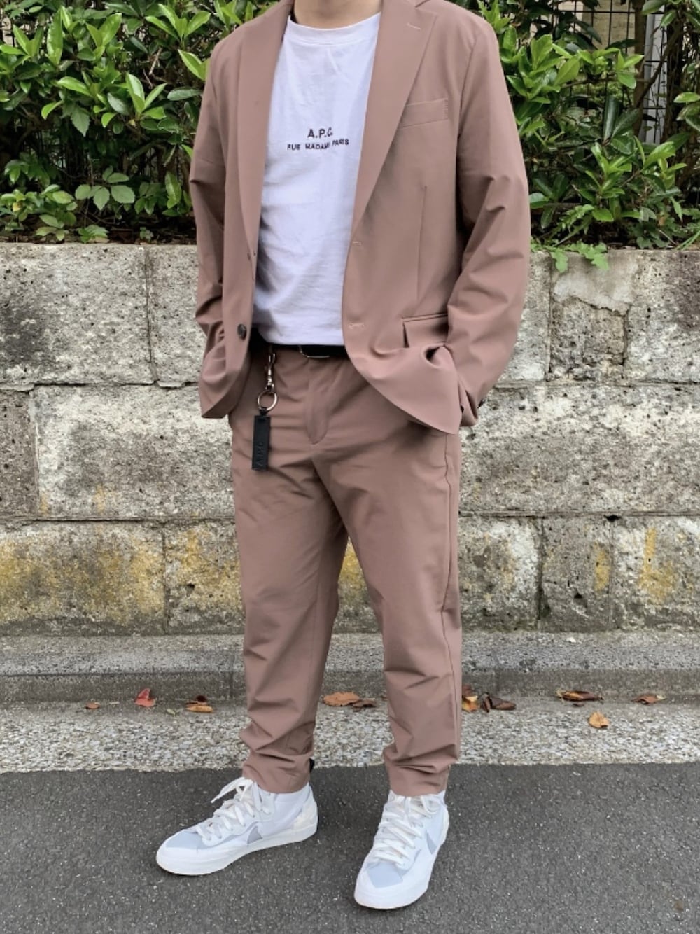 「セットアップ、GU、APC、きれいめカジュアル、大人カジュアル、スニーカー、スニーカーコーデ、大人コーデ、リラックススタイル、ワントーンコーデ」｜「GUのアイテム（テーラードジャケット、ブラウン系）」を使った、ゆうたさん（メンズ・158cm）の秋コーディネートの1枚目の写真