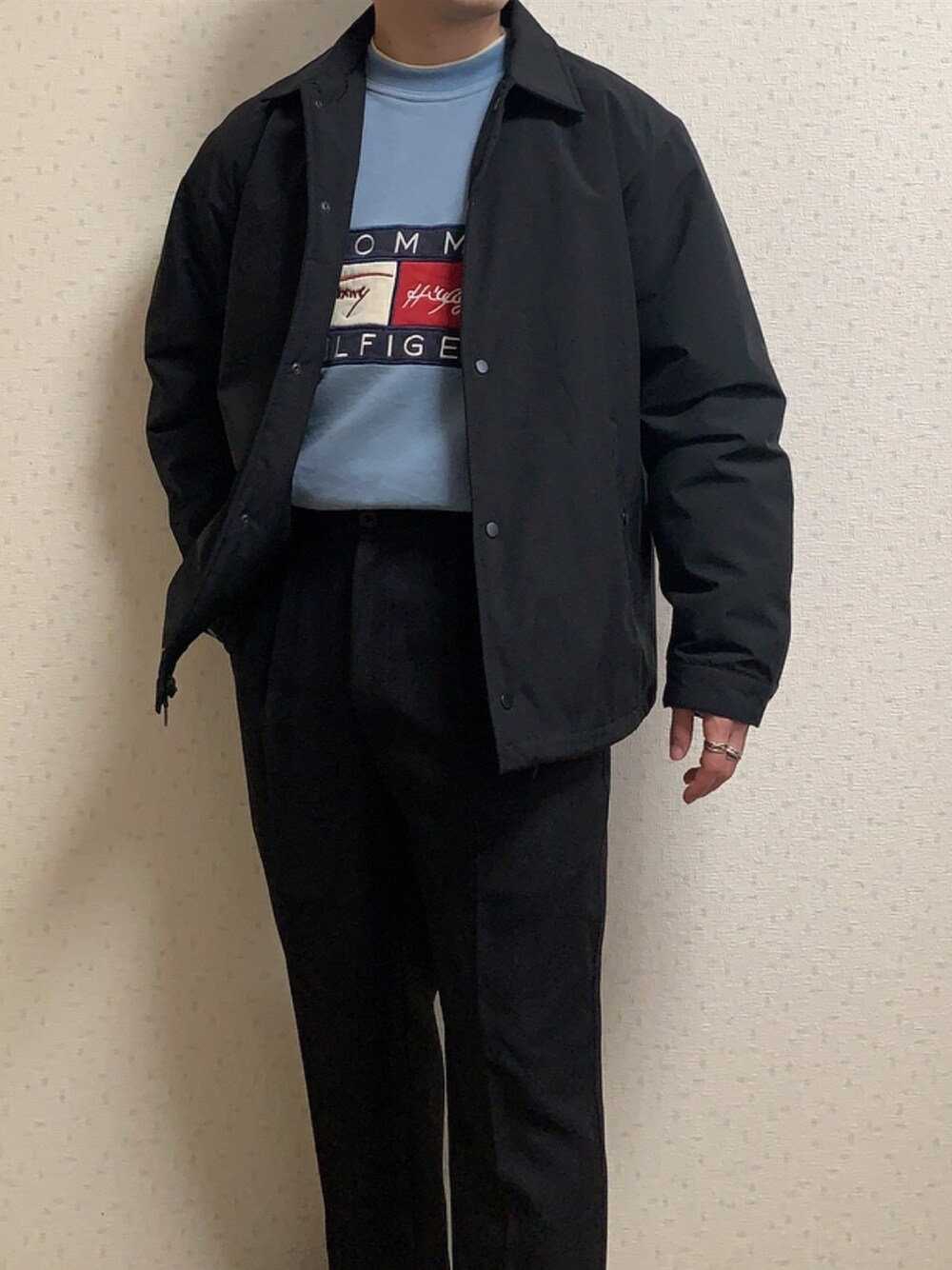 「コーチジャケット、スラックス、GU、スウェット、TOMMY HILFIGER、古着、古着MIX、ストリート、ブラック、シンプル」｜「GUのアイテム（ジャケット/アウター、ブラック系）」を使った、ゆうたさん（メンズ・158cm）の冬コーディネートの1枚目の写真