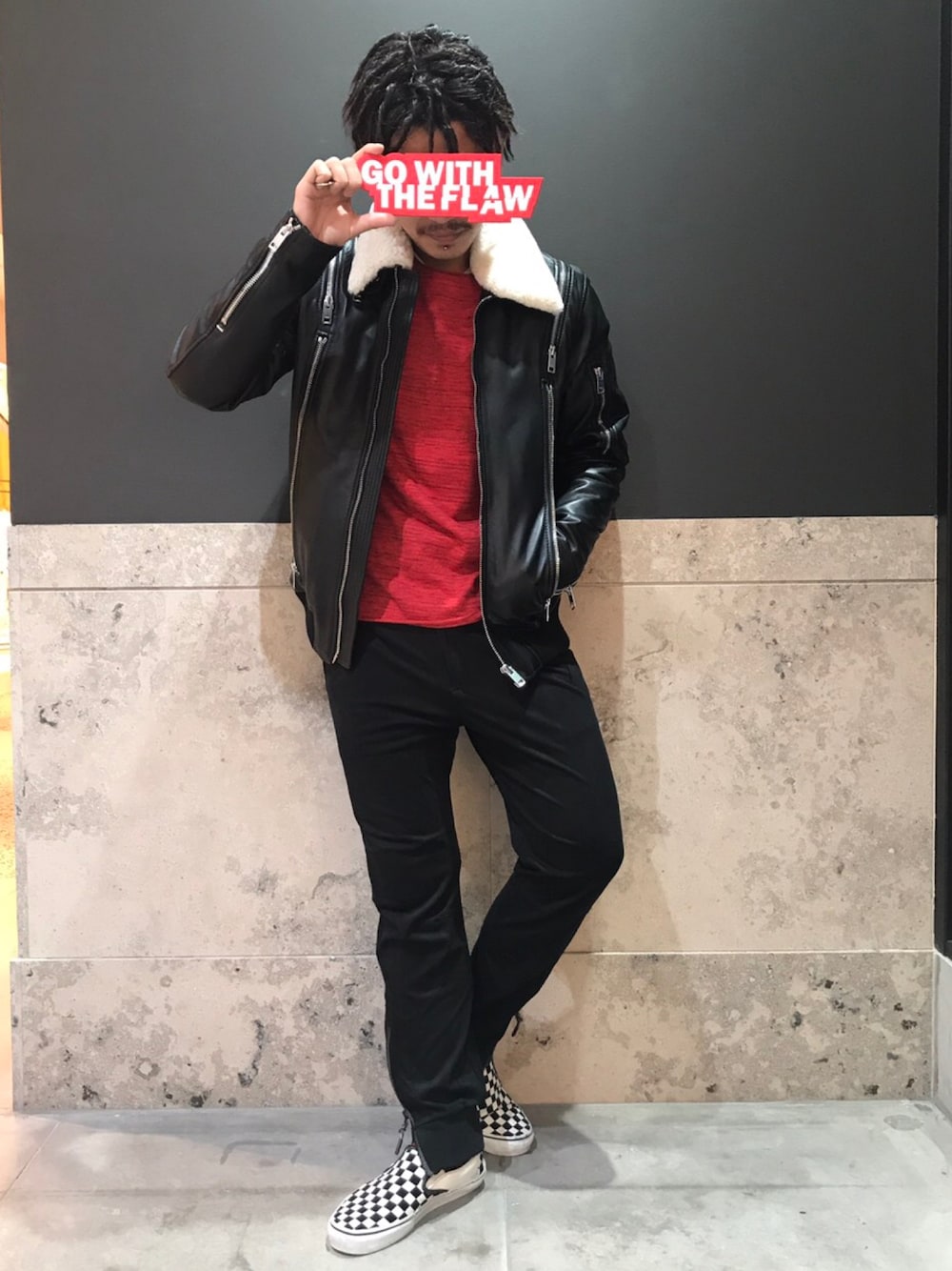 ブラック系のライダースジャケット、ブラック系のパンツ、レッド系のニット/セーターを着用したメンズの秋コーディネートの1枚目の写真