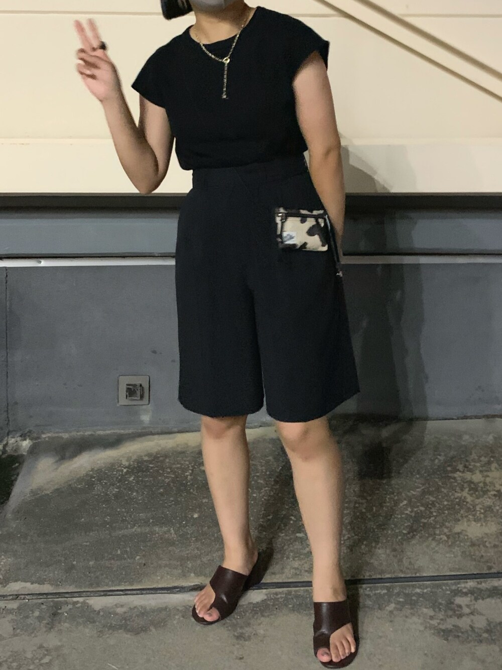 「今日のコーデ、ootd、シンプル、プチプラ、モノトーンコーデ、ハーフパンツ」｜「GUのアイテム（パンツ、ブラック系）」を使った、REN@さん（レディース・157cm）の秋コーディネートの1枚目の写真