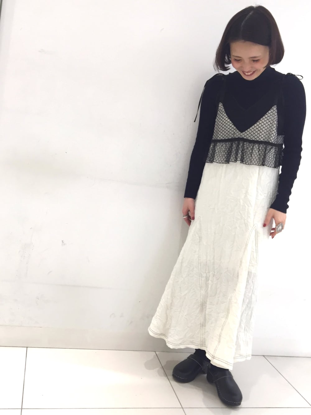 「OKIRAKU、レイヤードスタイル、ワンピース、重ね着、タートルネック、ホワイト、ロングワンピース」｜「MOHEDA TOFFELNの【ZOZOTOWN限定】 MOHEDA TOFFELN/モヘダトフェール　プレーンサボ                       （サンダル、ブラック系）」を使った、maneさん（レディース・160cm）の冬コーディネートの1枚目の写真